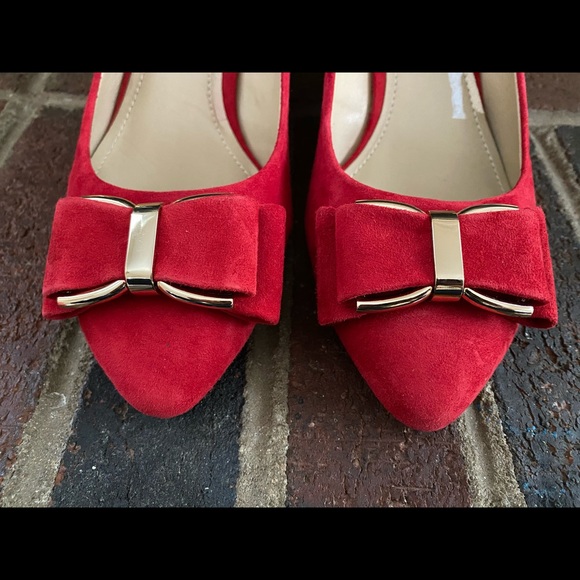 BCBGeneration Red Suede Bow Wedge pump sz 9 - Picture 6 of 7